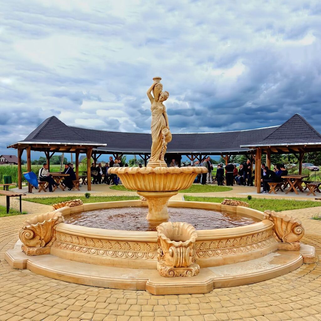  Steinguss Brunnen Komplett Set - Fontäne Mit Frauenskulptur & Umrandung Mit Muscheln - Natalina