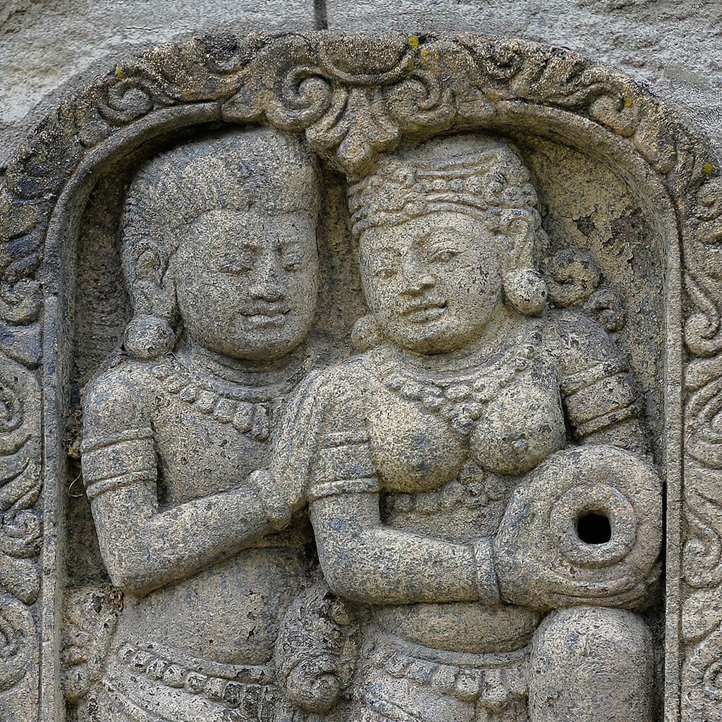  Steinmetzarbeit Wandrelief Aus Basanit Mit 2 Knienden Figuren - Yudit