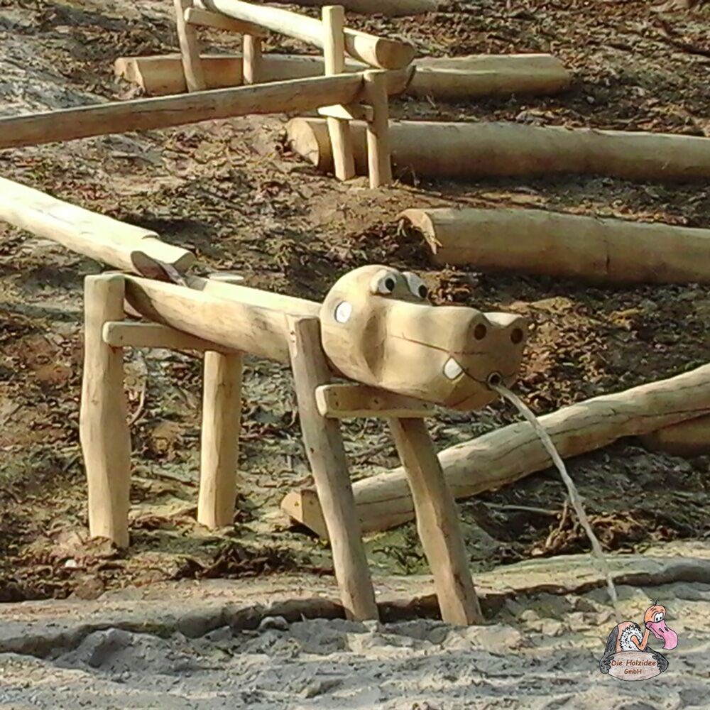  Wasserspiel Aus Holzrinnen Für Kinder Mit Drachenkopf Als Wasserspeier - Wasserspielplatz Drachenkopf