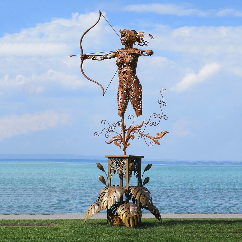  XXL Metall Bogenschützin Diana Auf Sockel - Florales Design - Archer