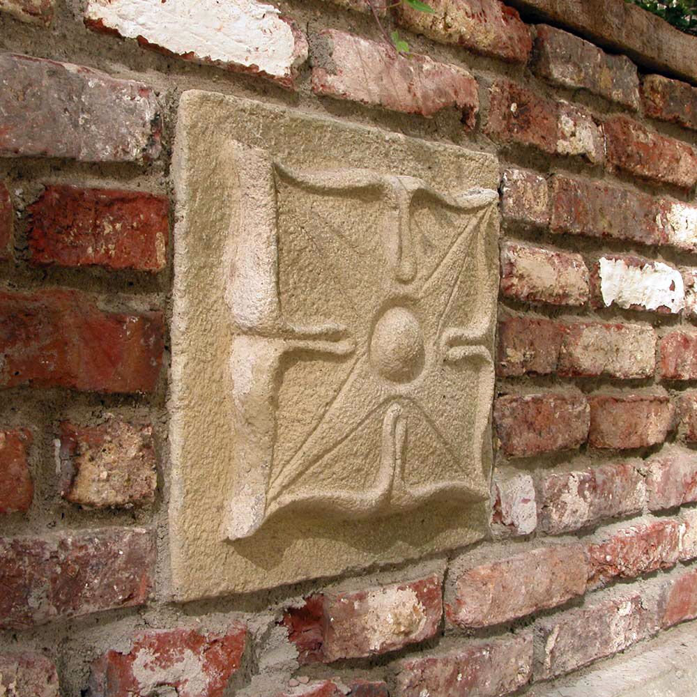  Zierstein Für Gartenmauern Mit Floralem Ornament - Rowana